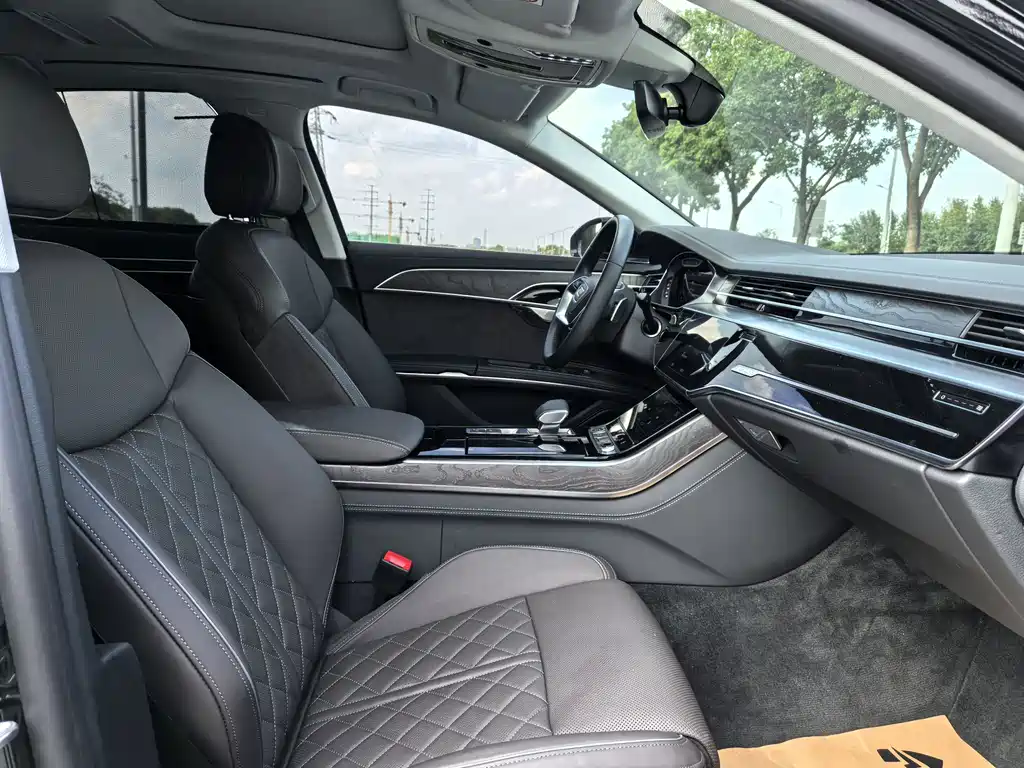 Audi A8 — фото 16