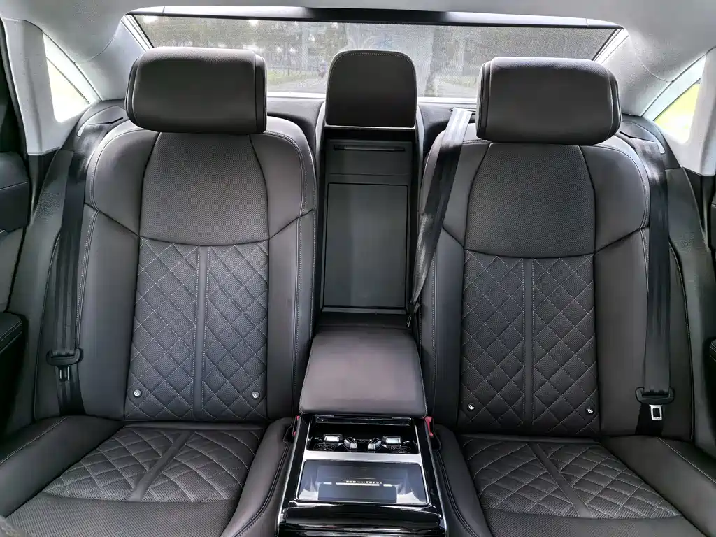Audi A8 — фото 18