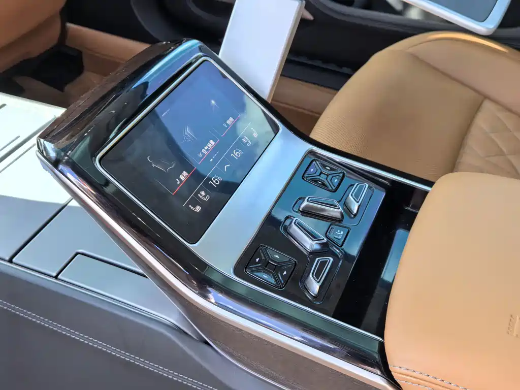 Audi A8 — фото 16