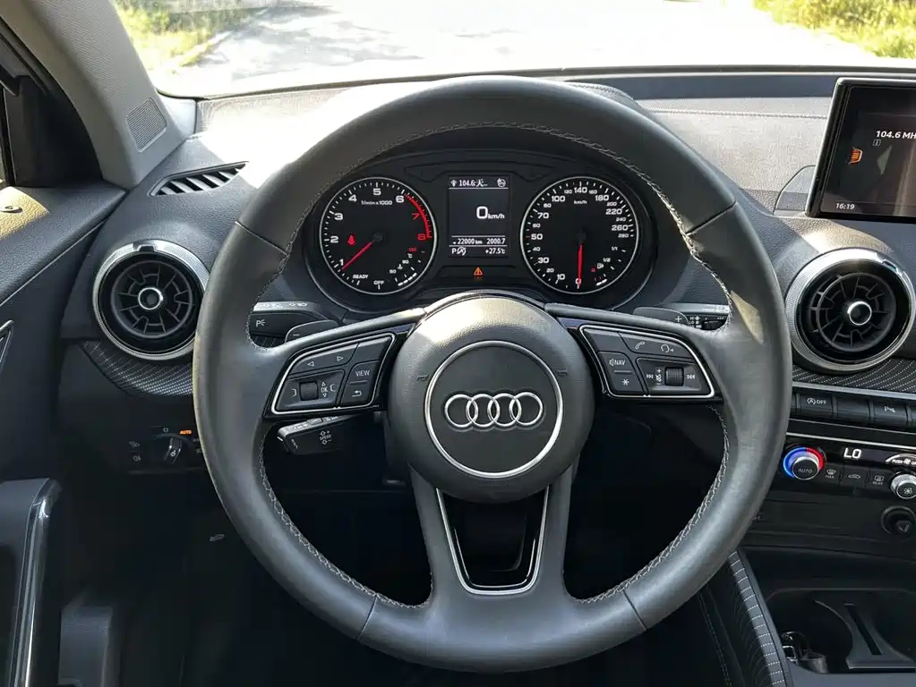 Audi Q2L — фото 15