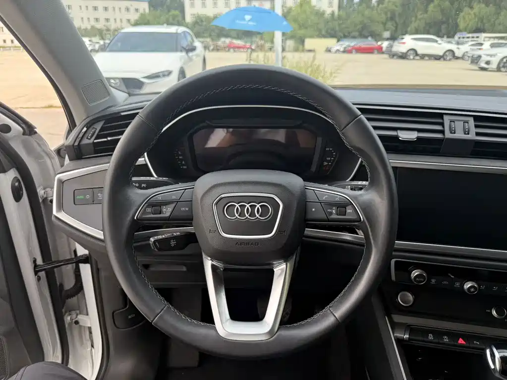 Audi Q3 — фото 11