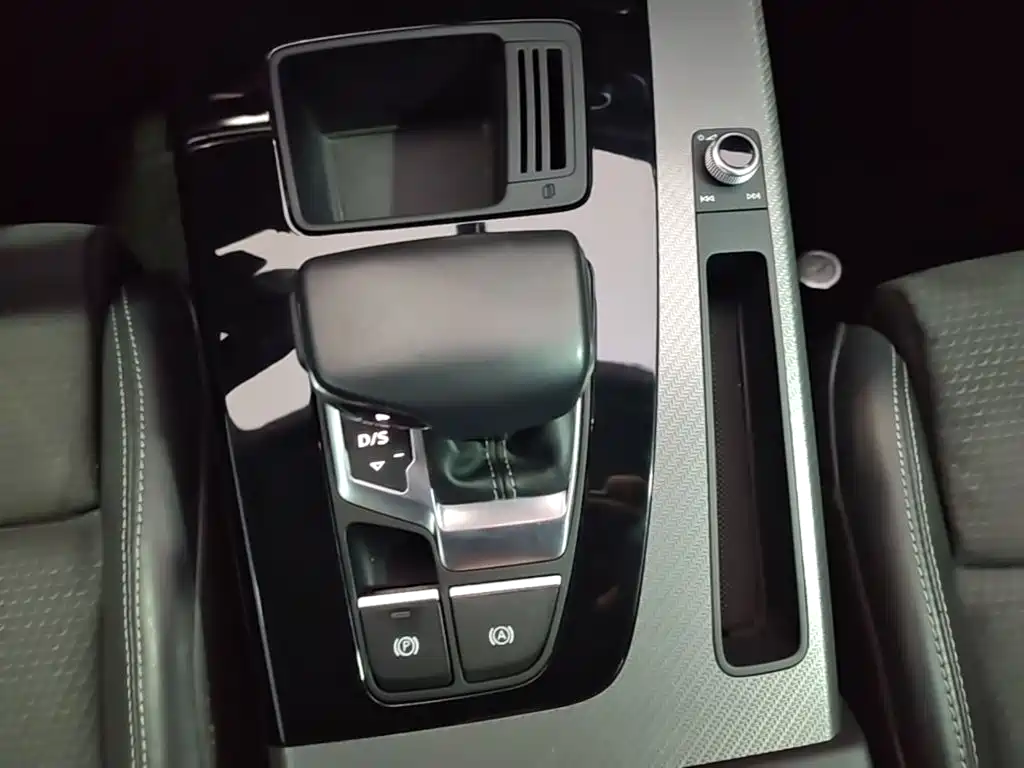 Audi Q5L Sportback — фото 14
