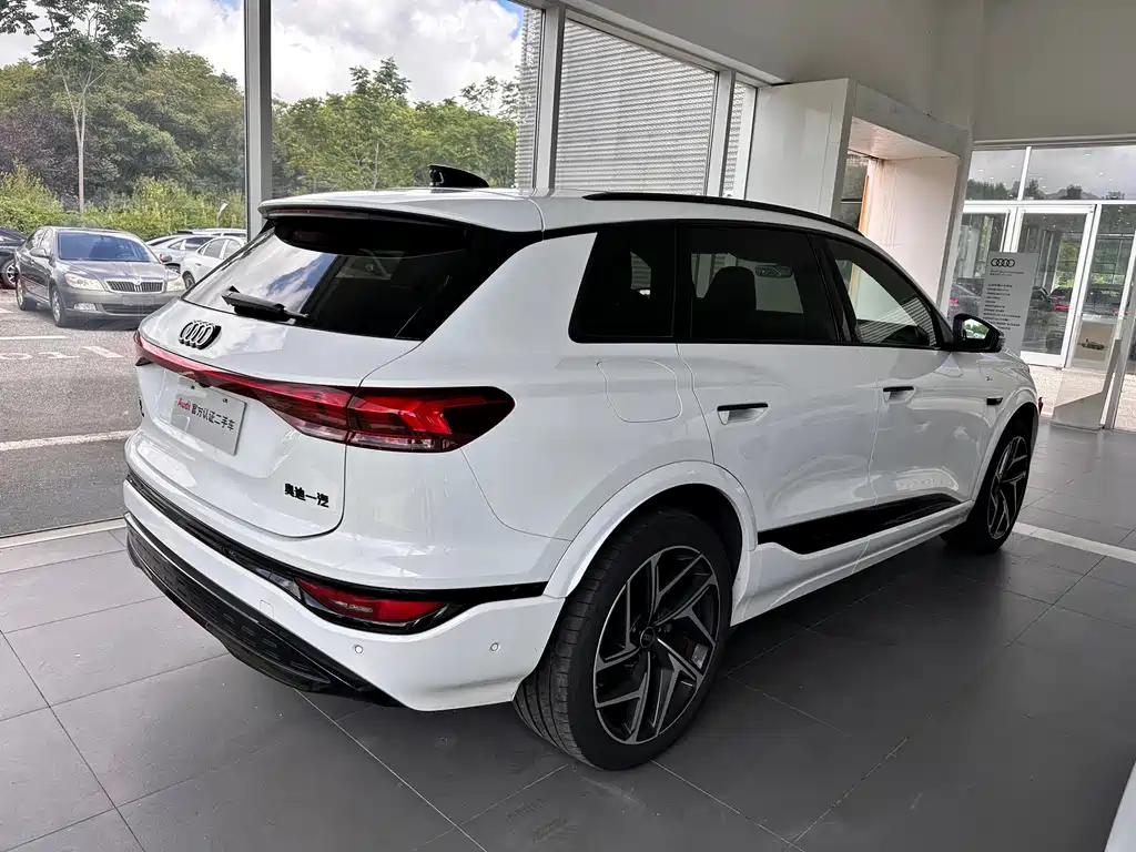 Audi Q6L e-tron — фото 2