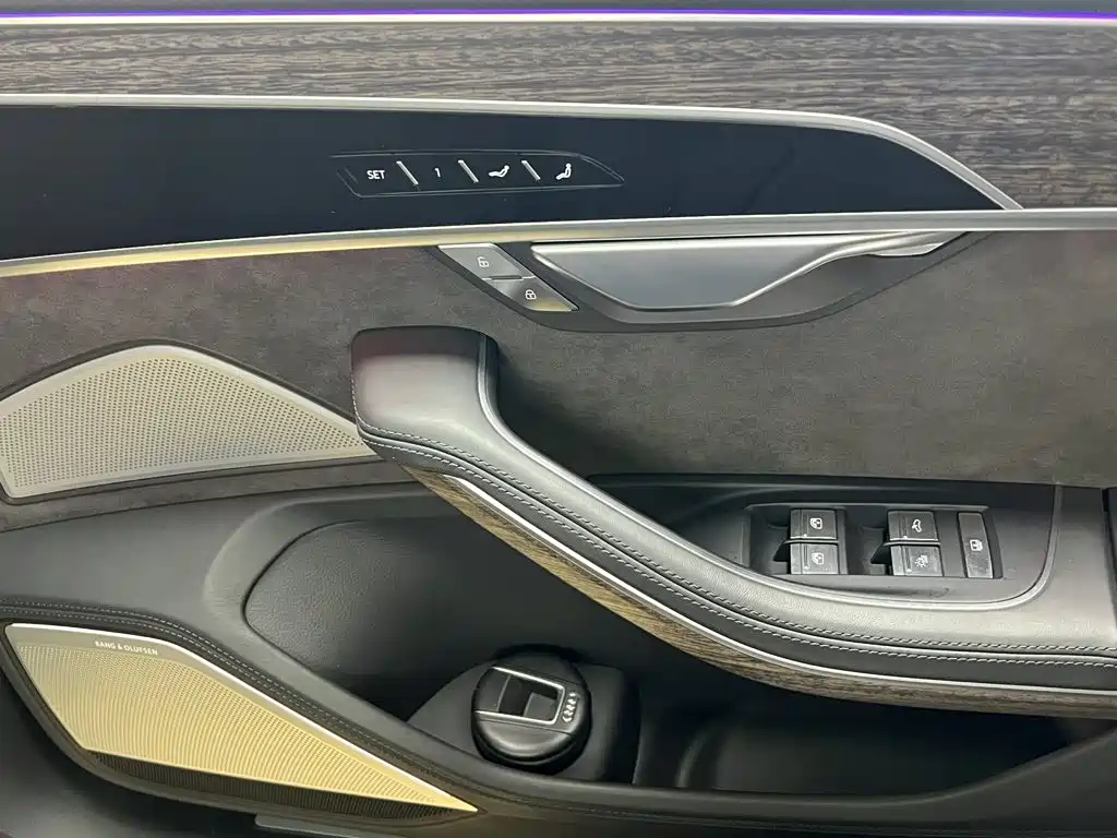 Audi A8 — фото 39