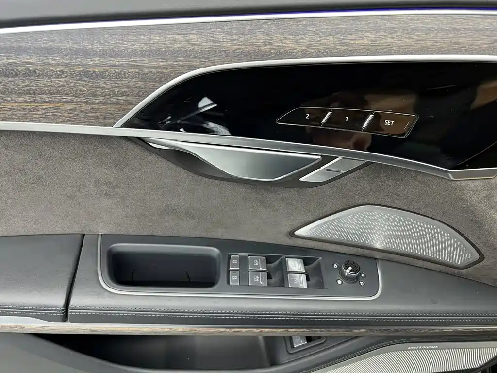 Audi A8 — фото 40