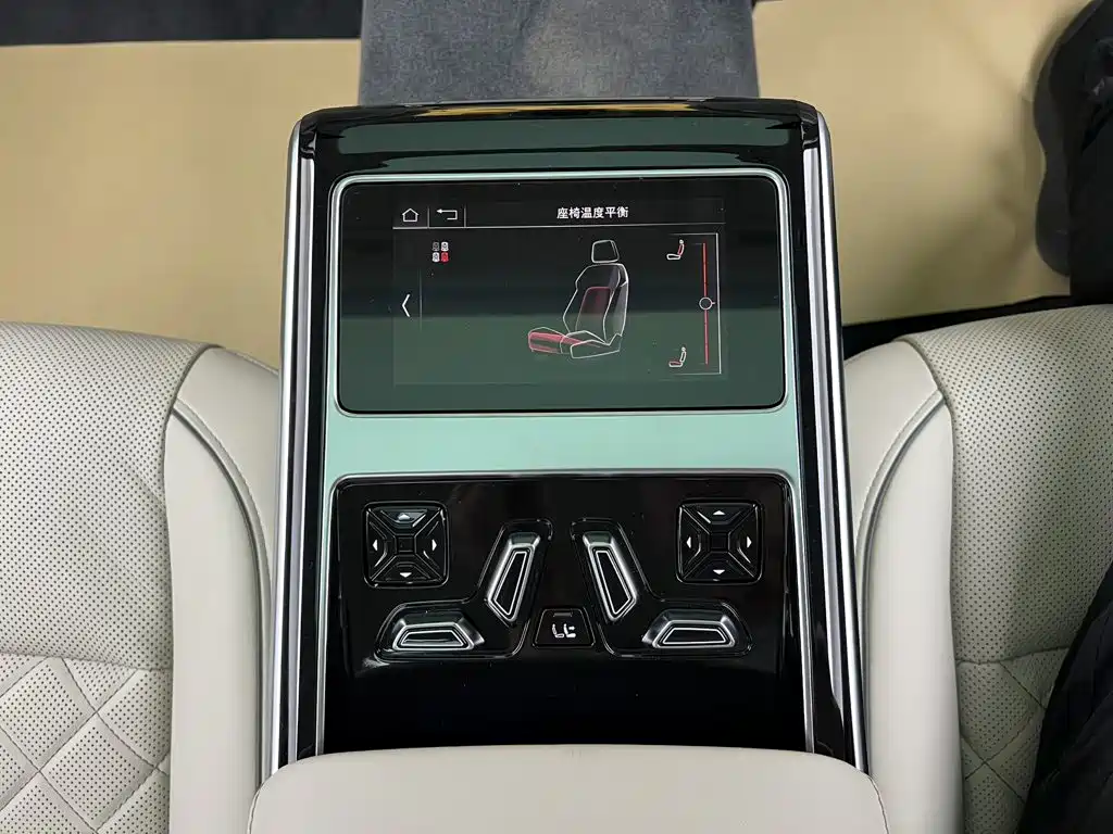 Audi A8 — фото 25