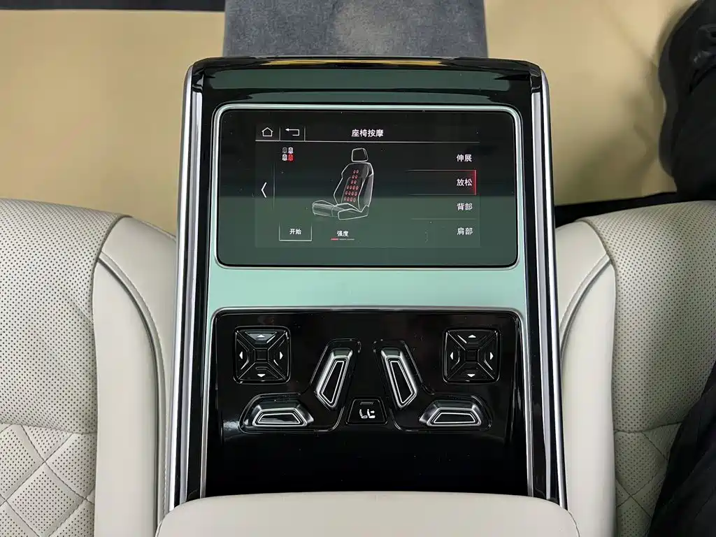 Audi A8 — фото 32