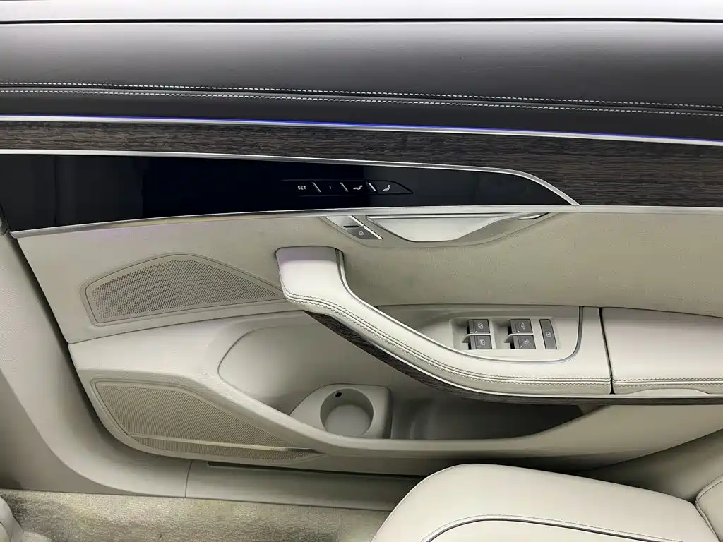 Audi A8 — фото 38