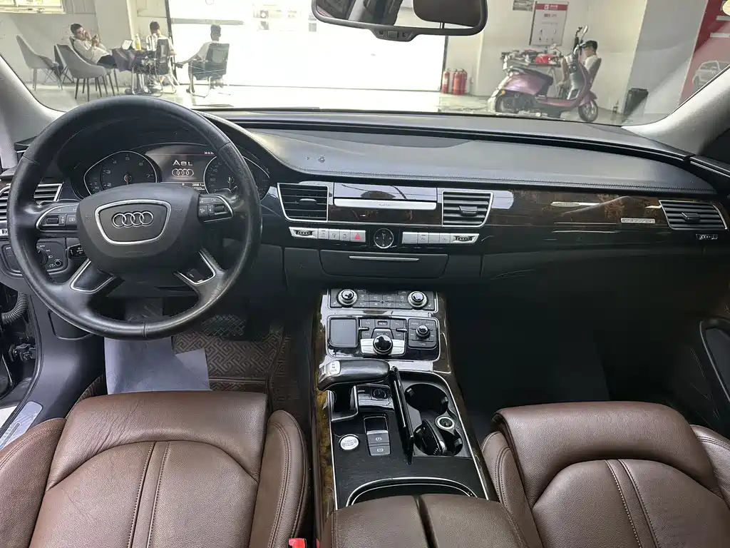 Audi A8 — фото 6
