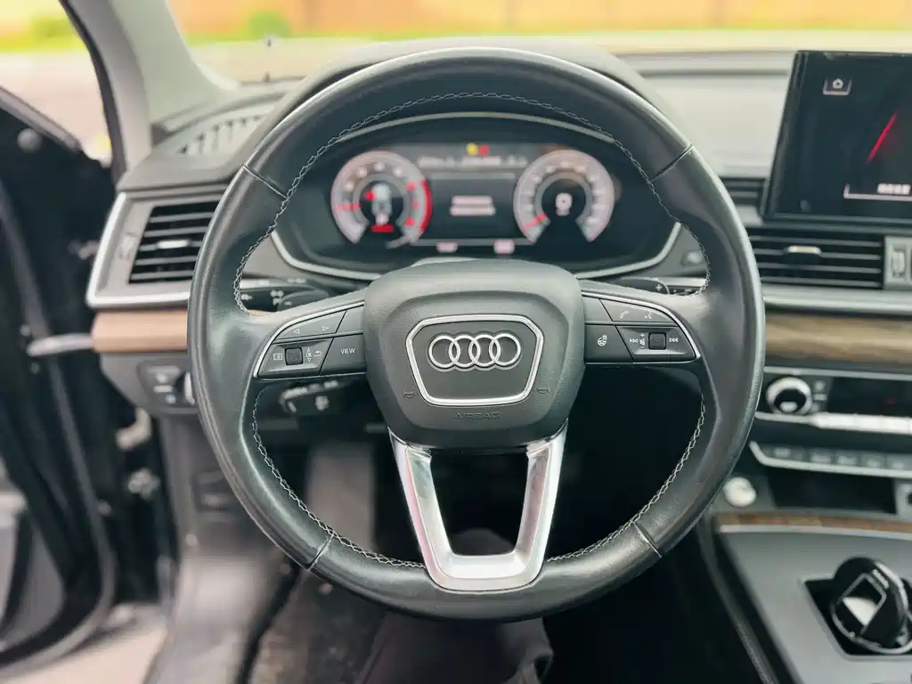 Audi Q5L — фото 10