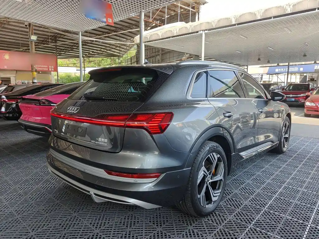 Audi e-tron — фото 5