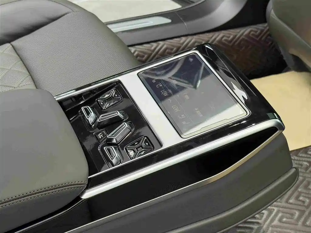 Audi A8 New Energy — фото 11