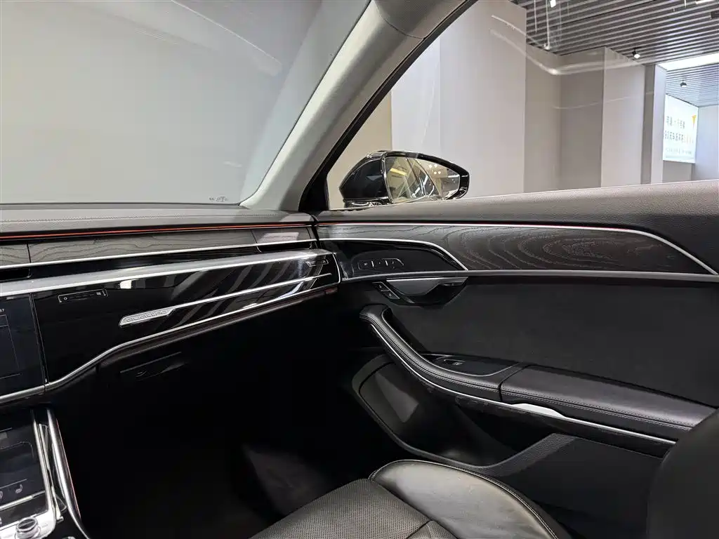 Audi A8 — фото 19