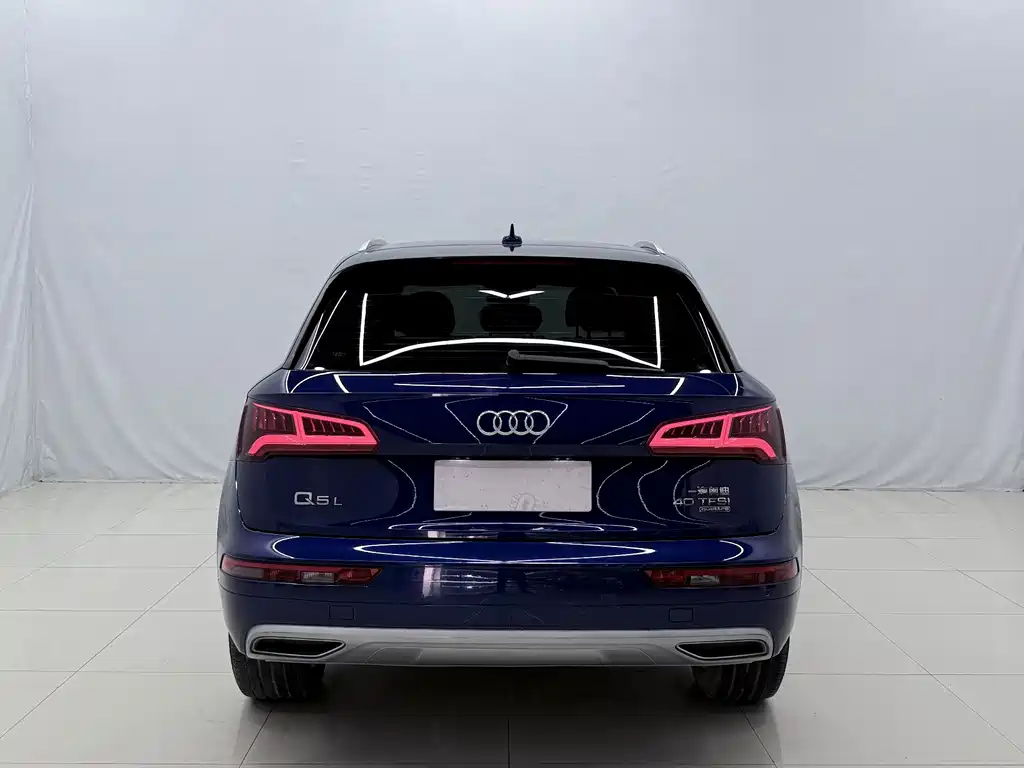Audi Q5L — фото 13