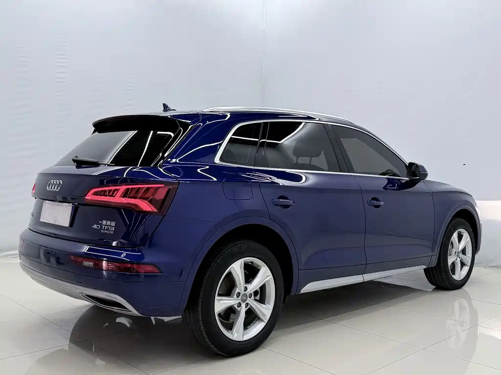 Audi Q5L — фото 14