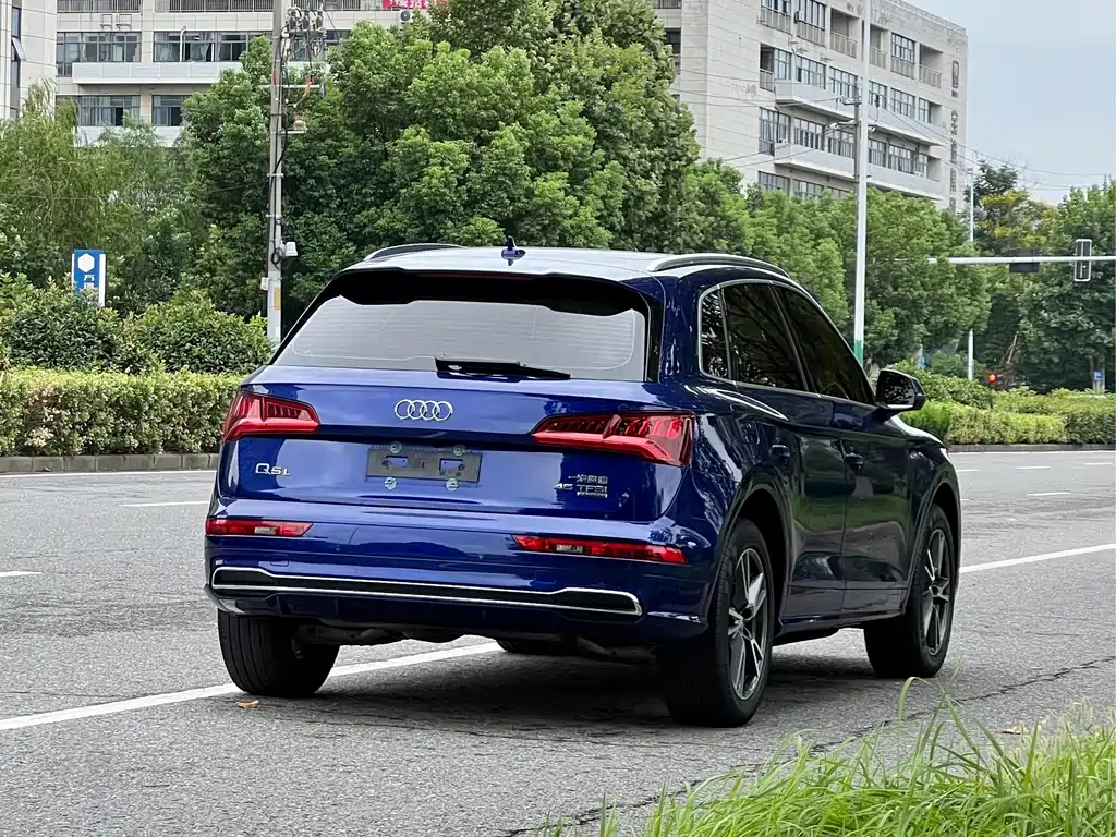 Audi Q5L — фото 3