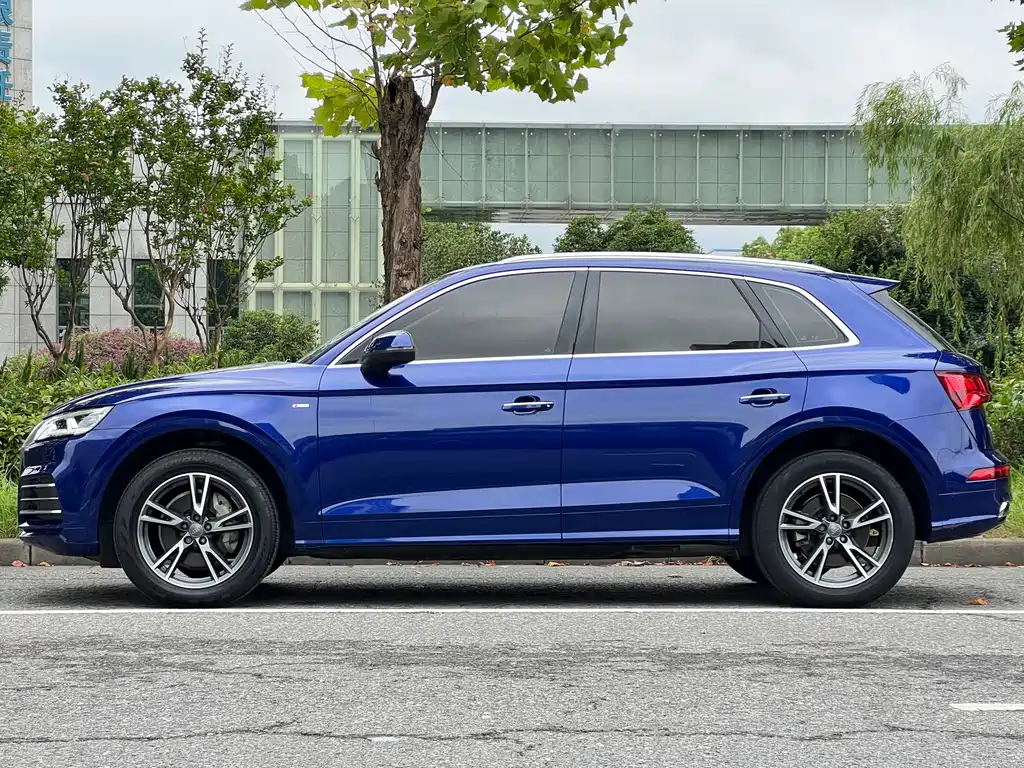 Audi Q5L — фото 5
