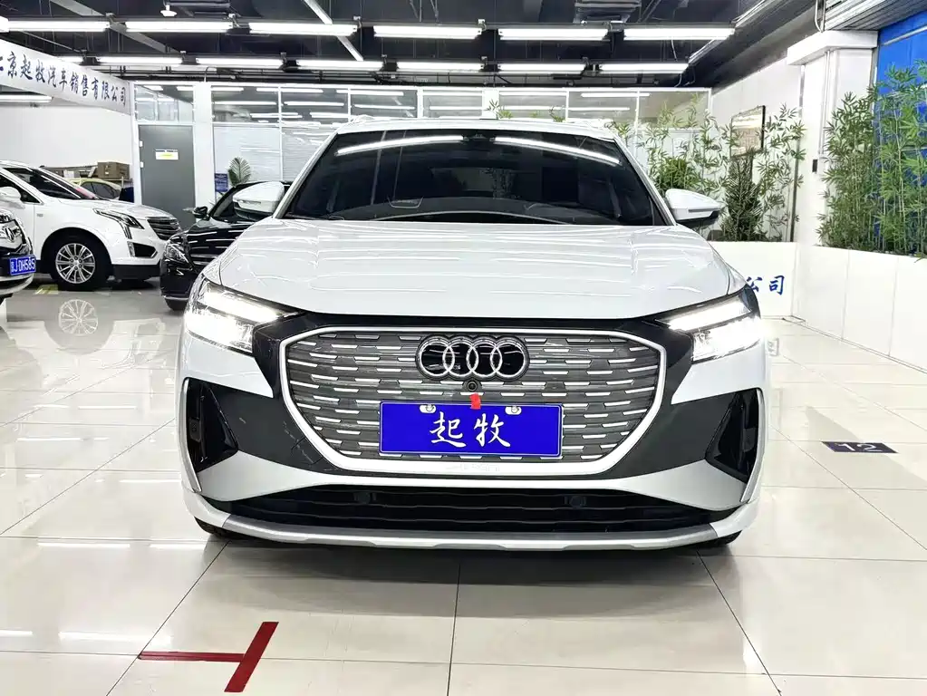 Audi Q4 e-tron — фото 2