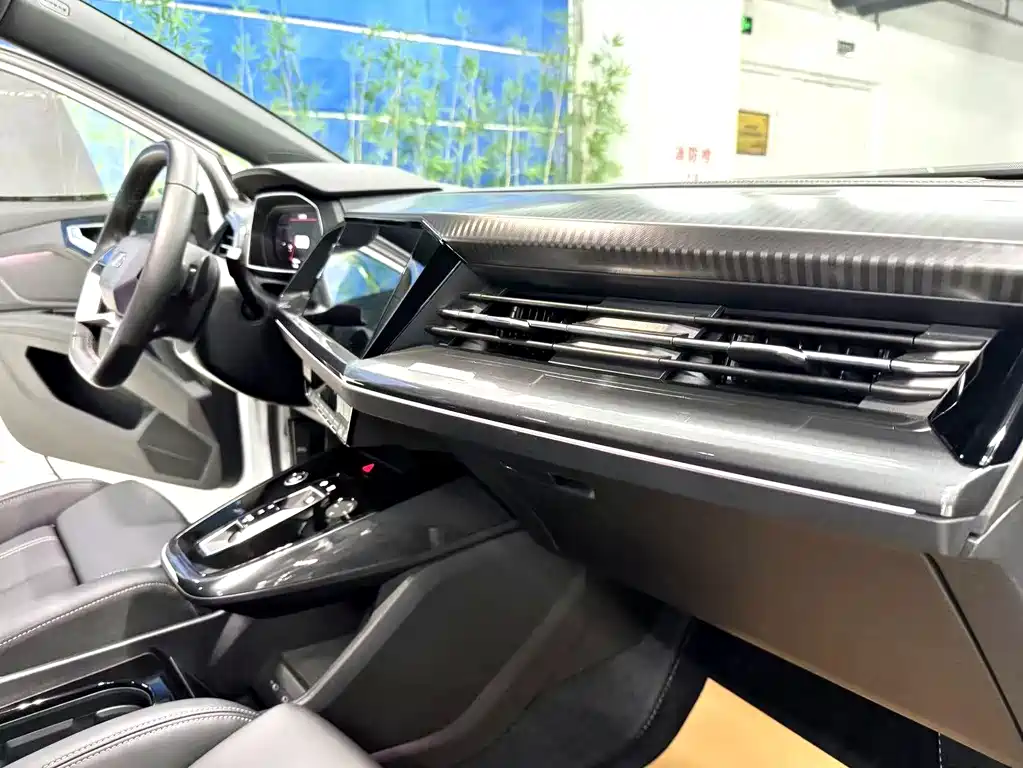 Audi Q4 e-tron — фото 18