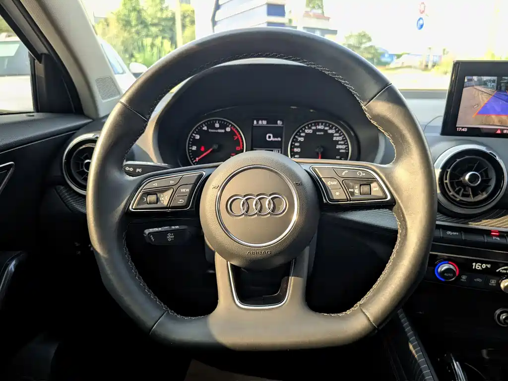 Audi Q2L — фото 10