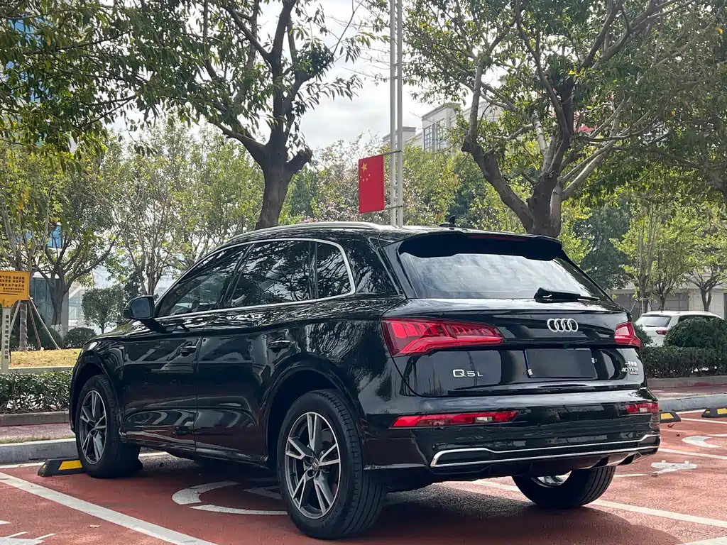 Audi Q5L — фото 7