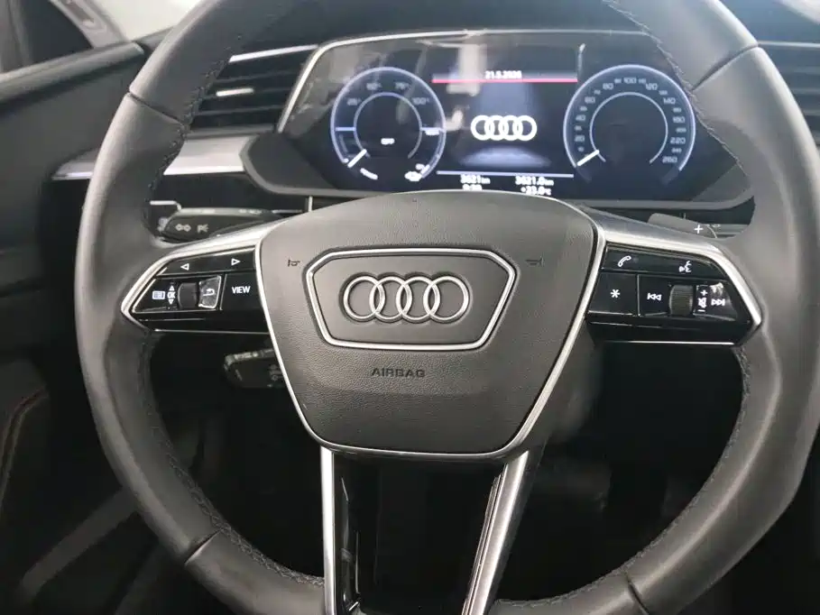 Audi e-tron — фото 5