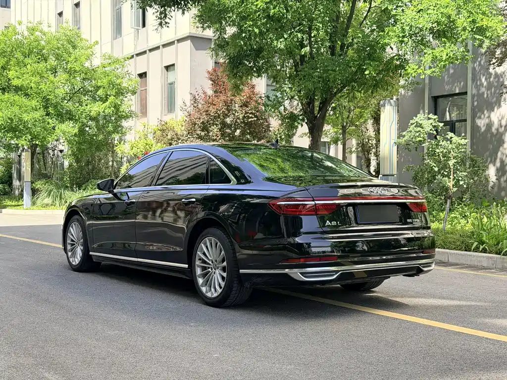 Audi A8 — фото 9