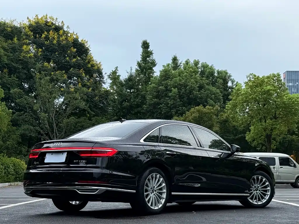 Audi A8 — фото 5