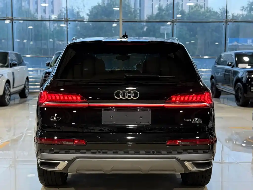 Audi Q7 — фото 25