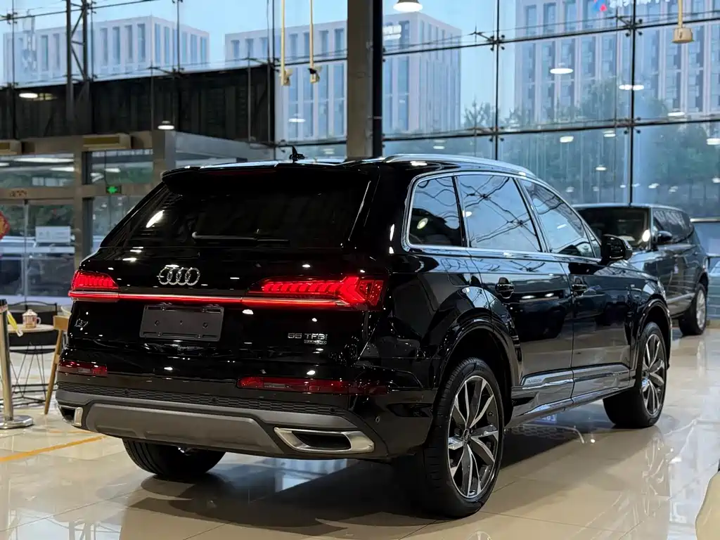 Audi Q7 — фото 26