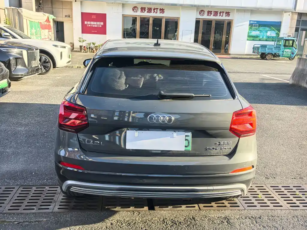Audi Q2L e-tron — фото 3