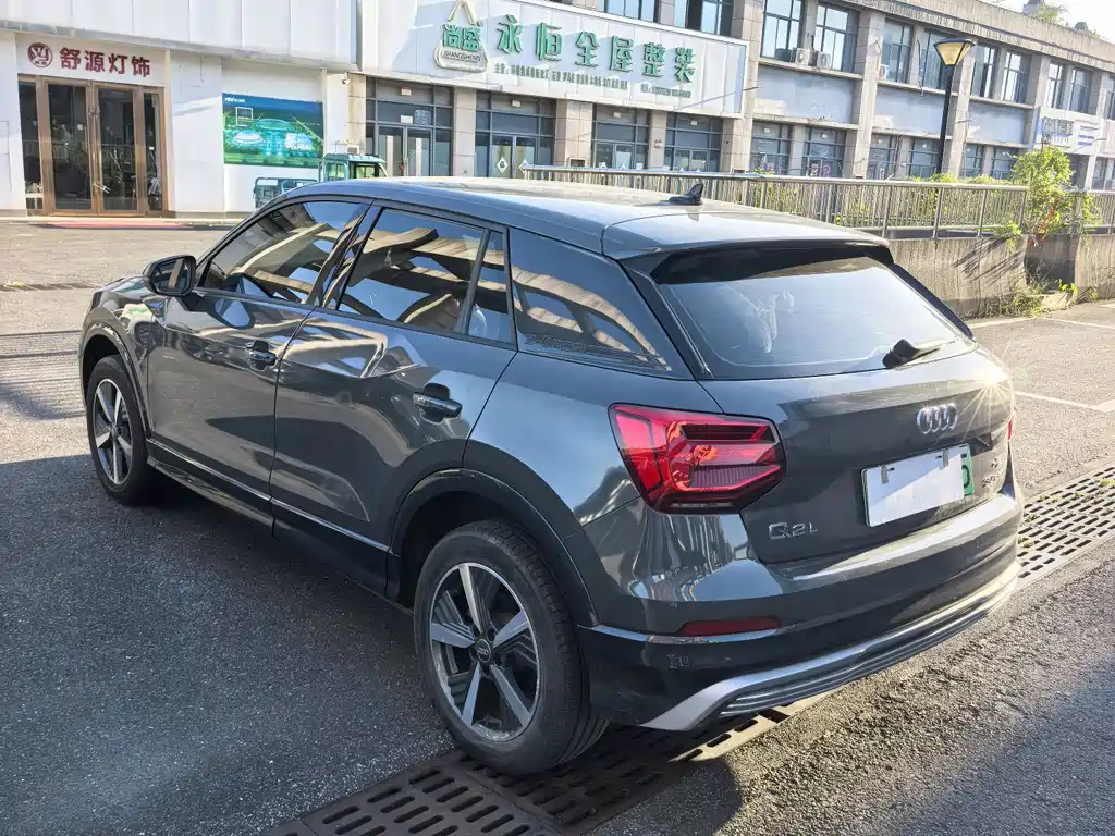 Audi Q2L e-tron — фото 4