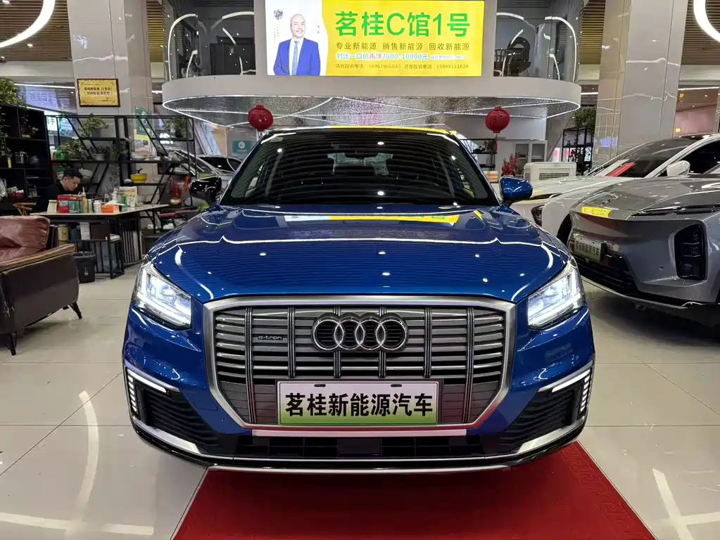 Audi Q2L e-tron — фото 2