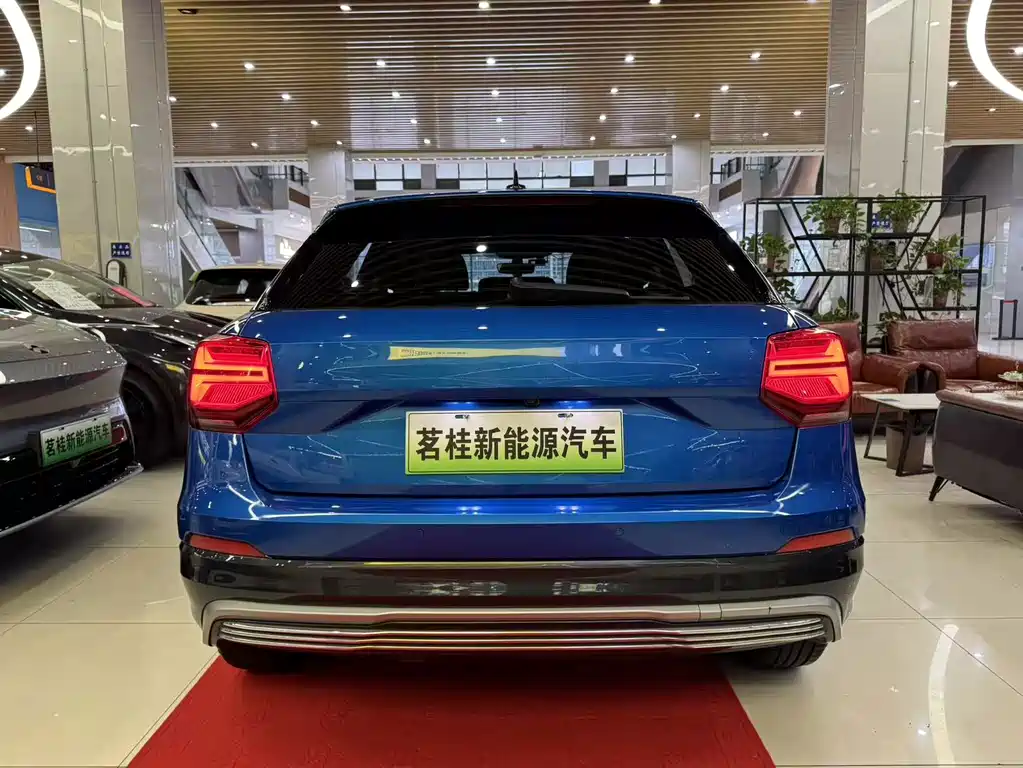 Audi Q2L e-tron — фото 4