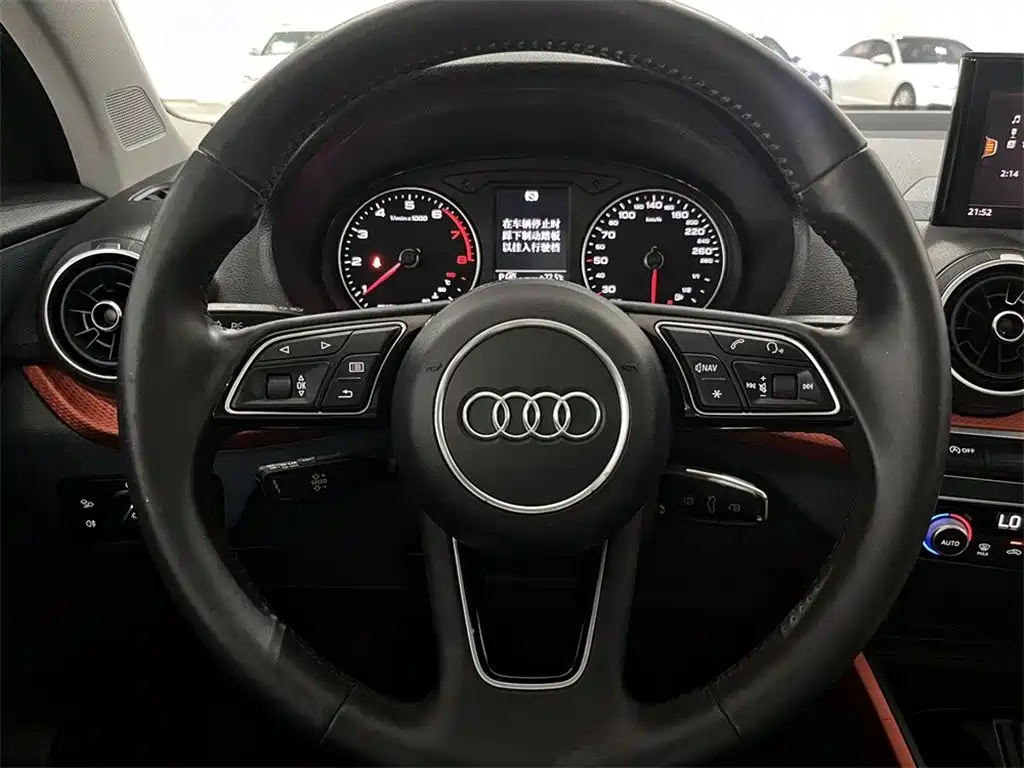 Audi Q2L — фото 11