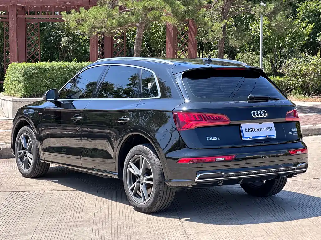 Audi Q5L — фото 20
