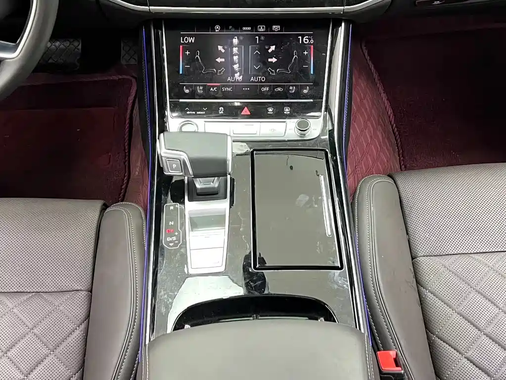 Audi A8 — фото 30