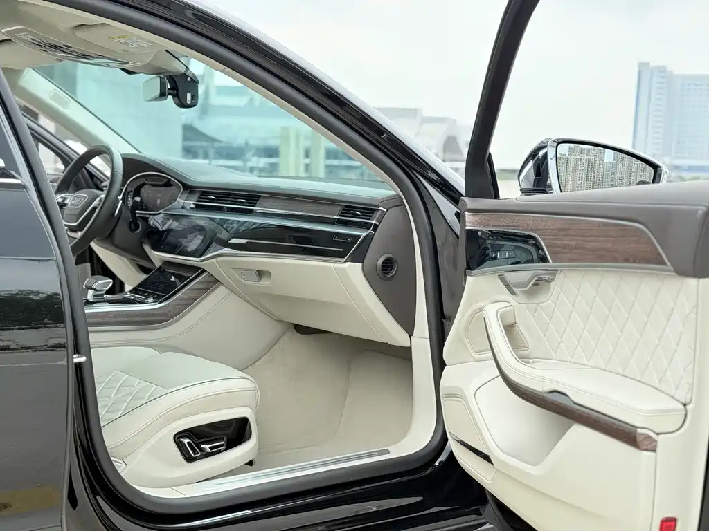 Audi A8 — фото 6