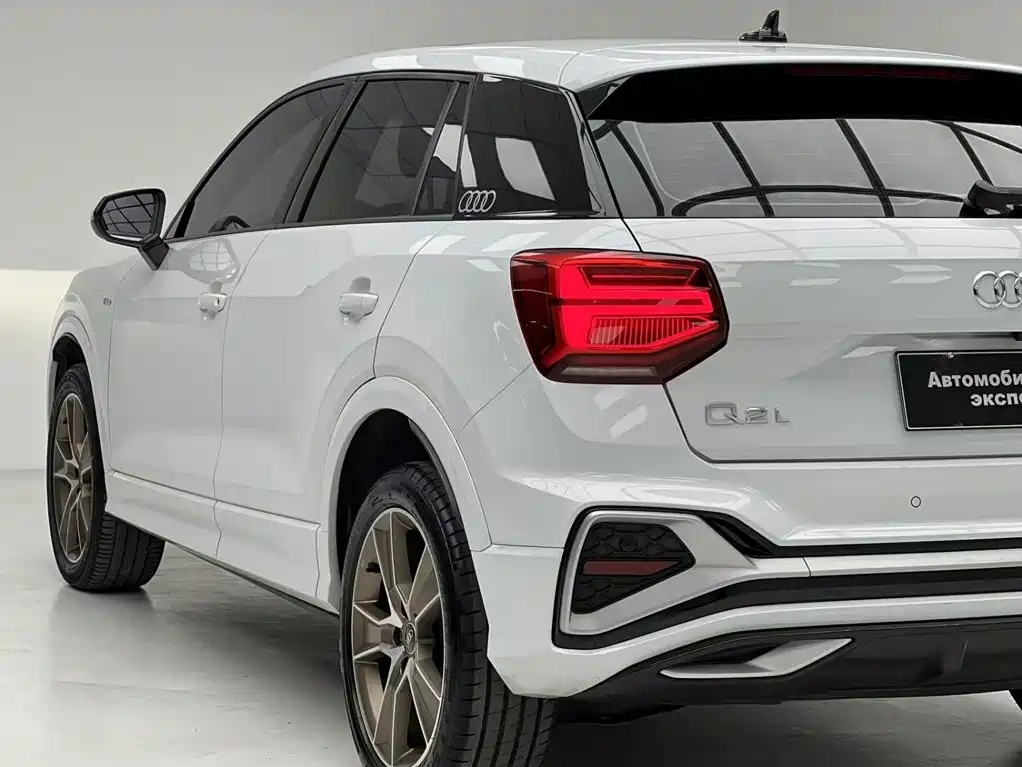 Audi Q2L — фото 7