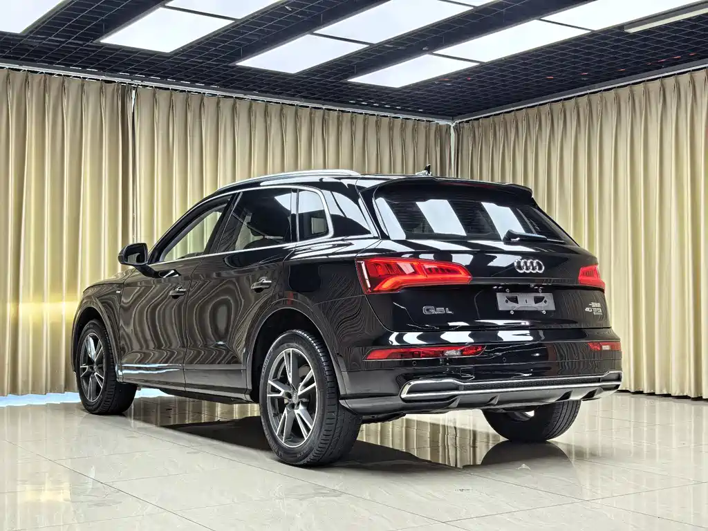 Audi Q5L — фото 20