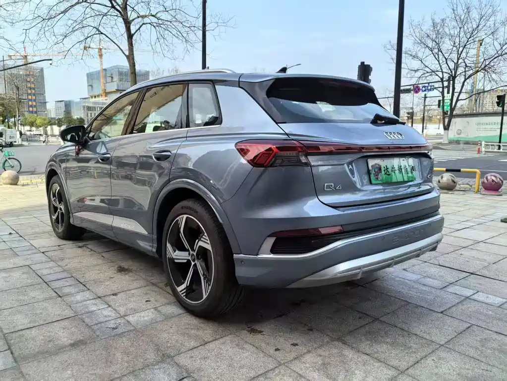 Audi Q4 e-tron — фото 11