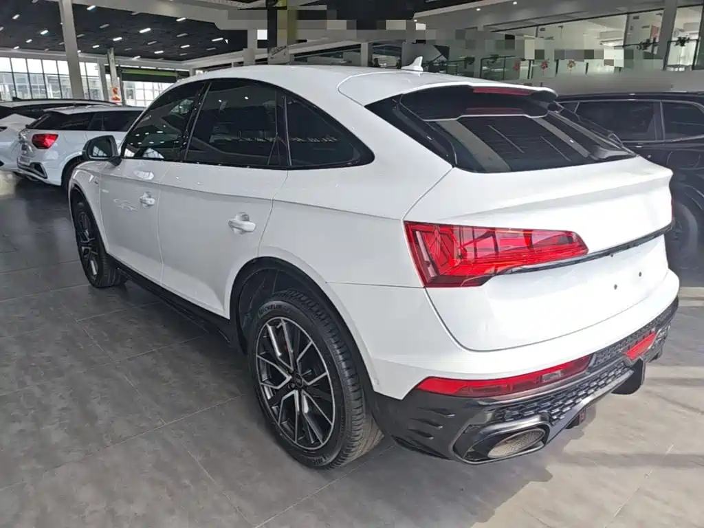 Audi Q5L Sportback — фото 5
