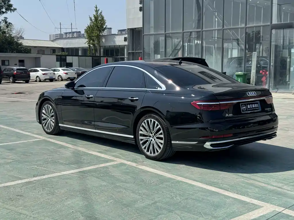 Audi A8 — фото 8