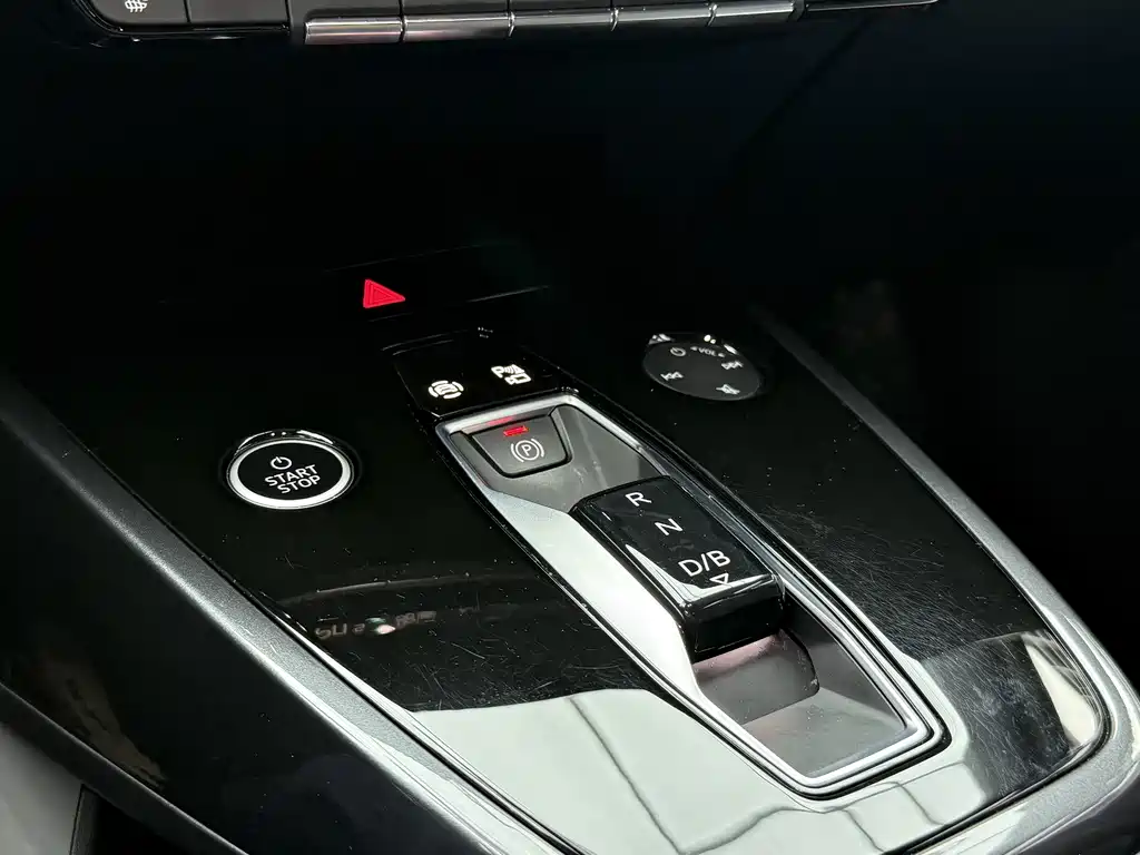 Audi Q4 e-tron — фото 9
