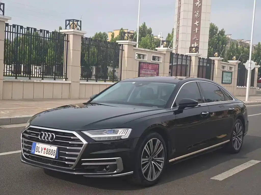 Audi A8 — фото 1