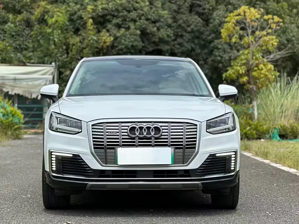 Audi Q2L e-tron — фото 2