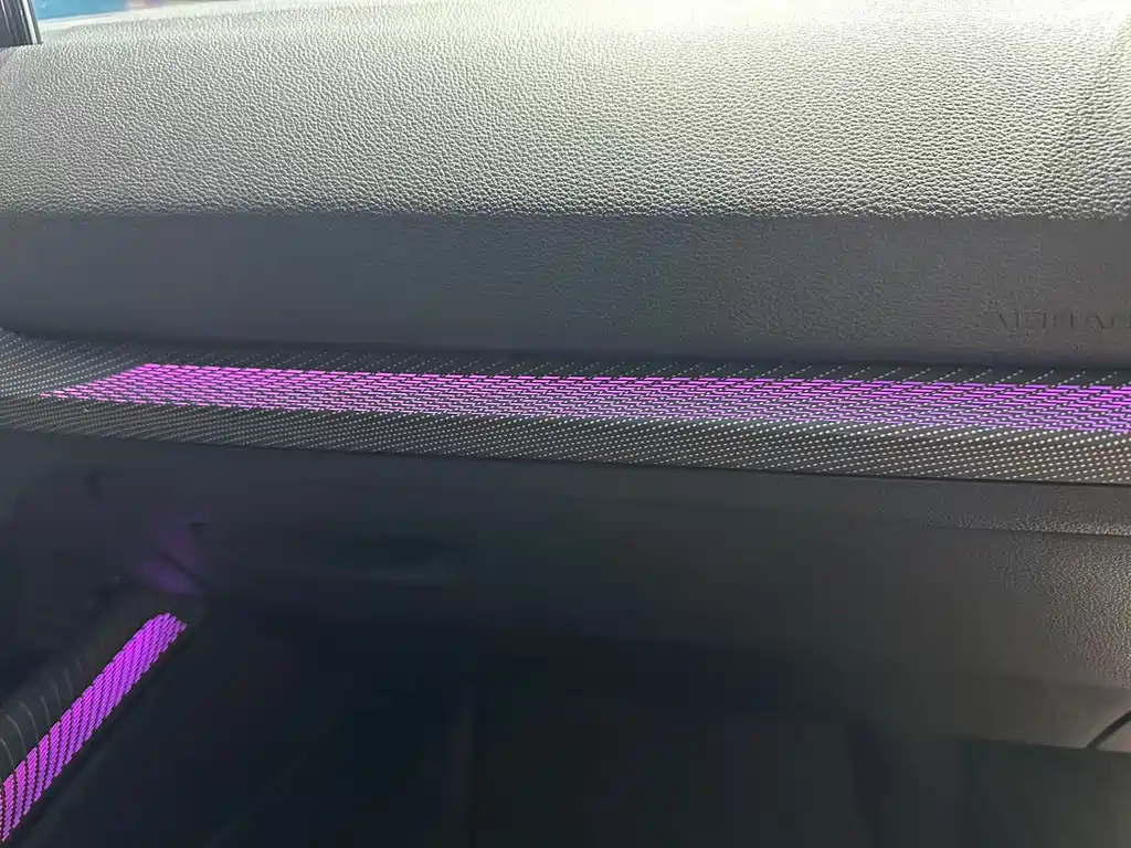 Audi Q2L e-tron — фото 30