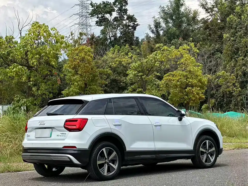 Audi Q2L e-tron — фото 6