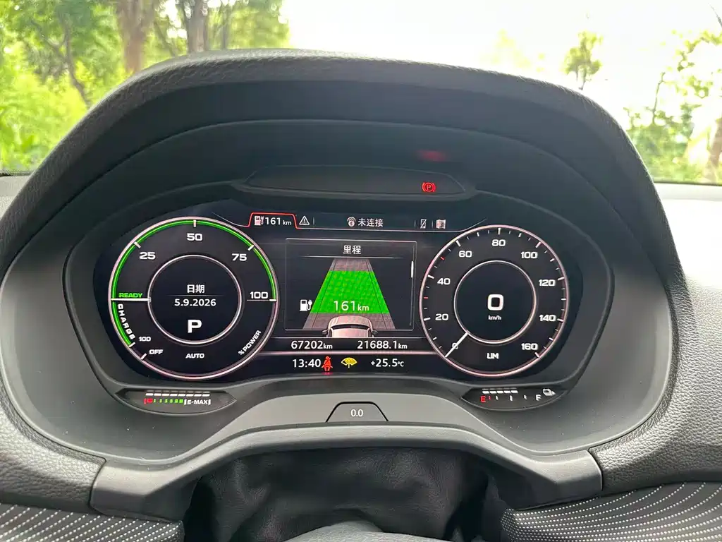 Audi Q2L e-tron — фото 10