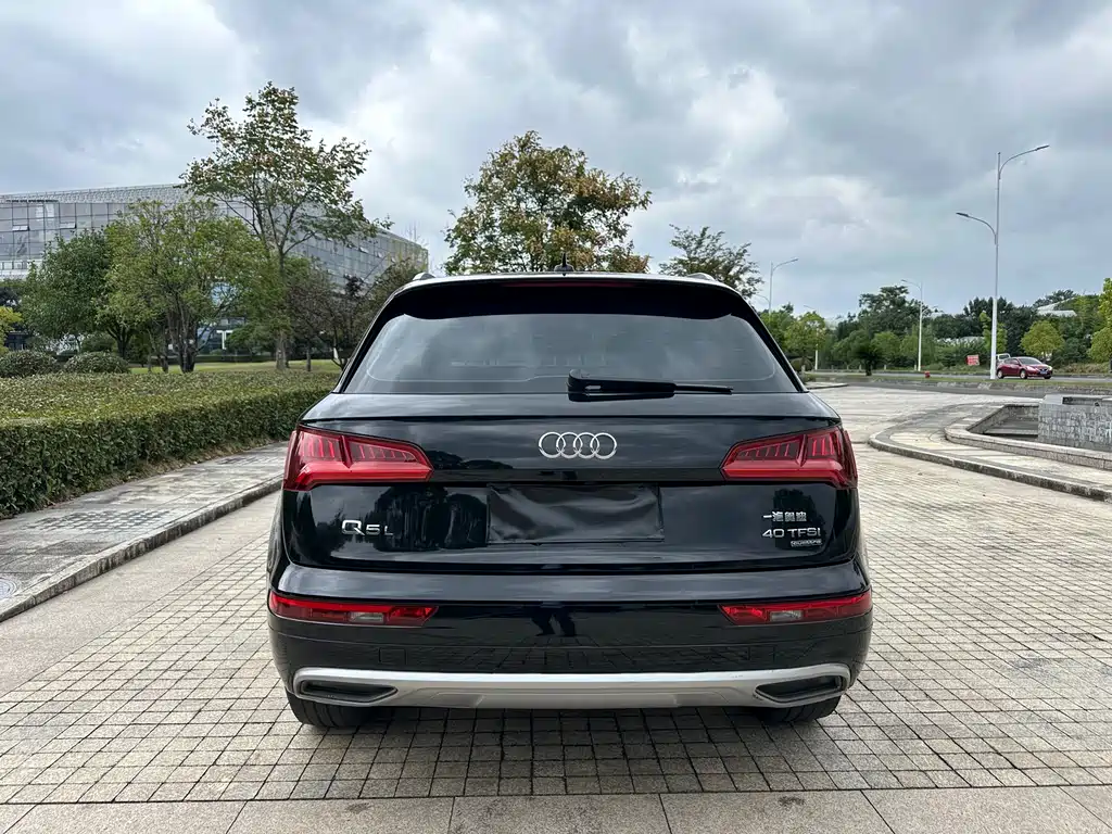 Audi Q5L — фото 14